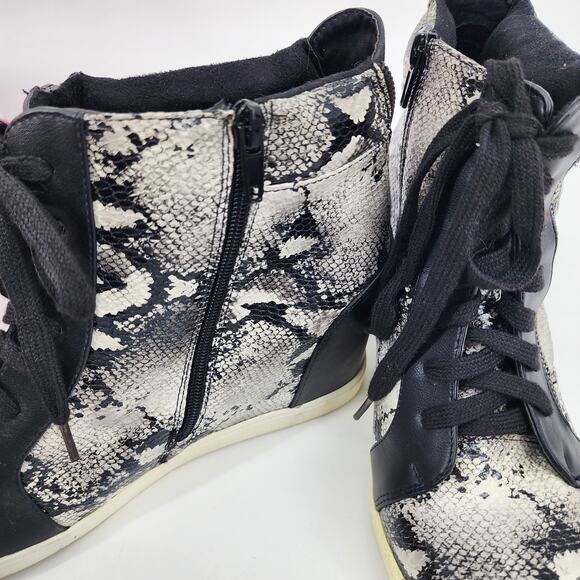 Torrid Women’s Snakeskin Hidden Wedge Zipper Side Sneaker Size 10 Wide - Picture 2 of 7